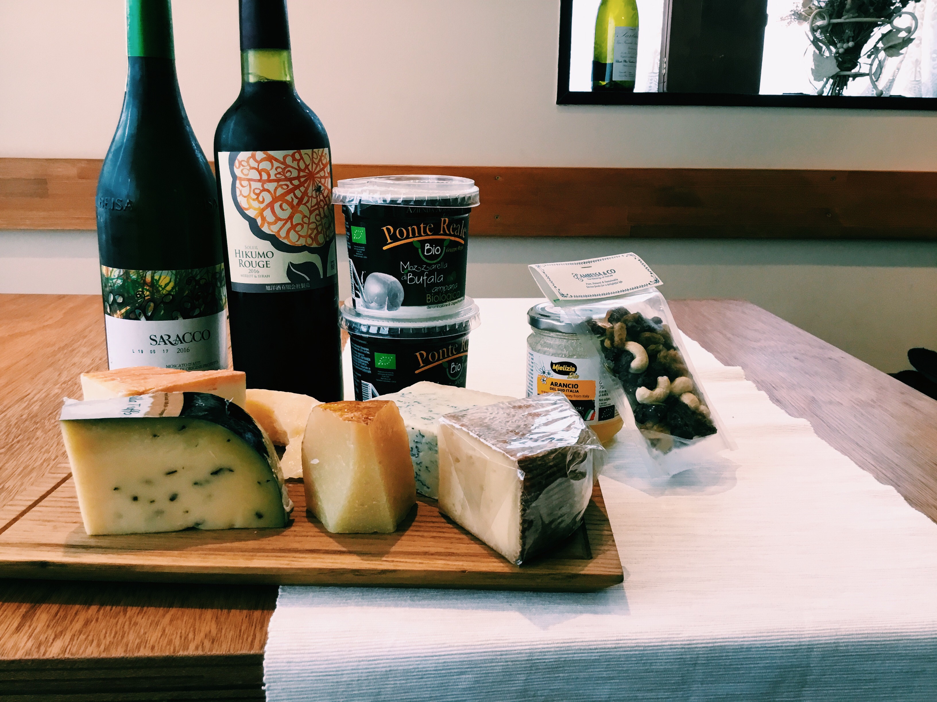 オーガニックチーズのトロンコーネのTRONCONEの入荷情報のワインとお気軽にのナチュラルフードのイタリアチーズのヴィラトゥルフォのサーフィンブルーのクアドレッロデイブーファラの水牛のチーズのチーズ入荷しました